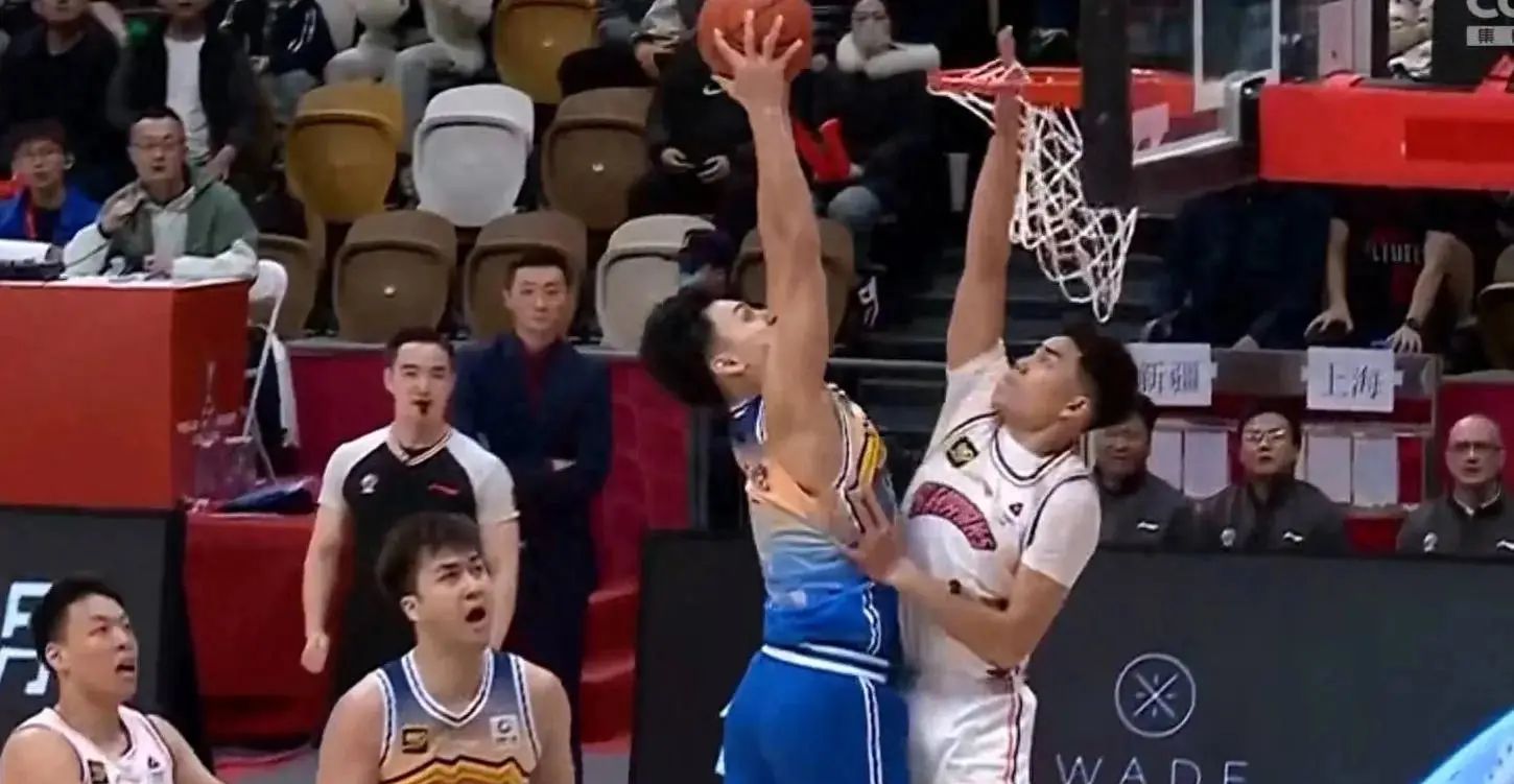 马赛后防稳固不漏,球队防守实力备受称赞的简单介绍 马赛后防稳固不漏,球队防守实力备受称赞的简单介绍