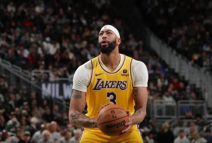 雄鹿队客场逆转勒布朗领军的湖人