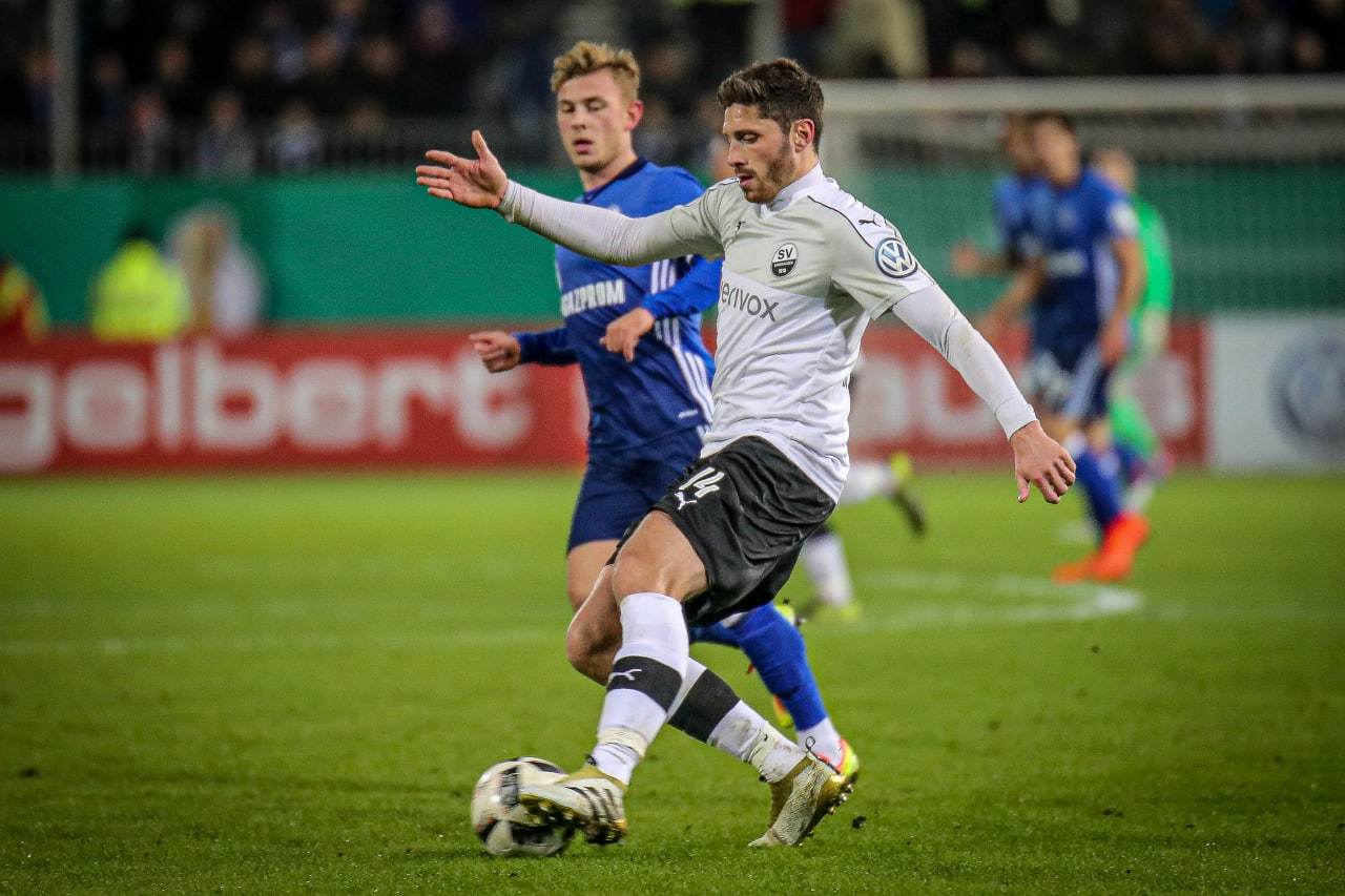 包含沙尔克04连胜被终结，全队面临信心危机的词条