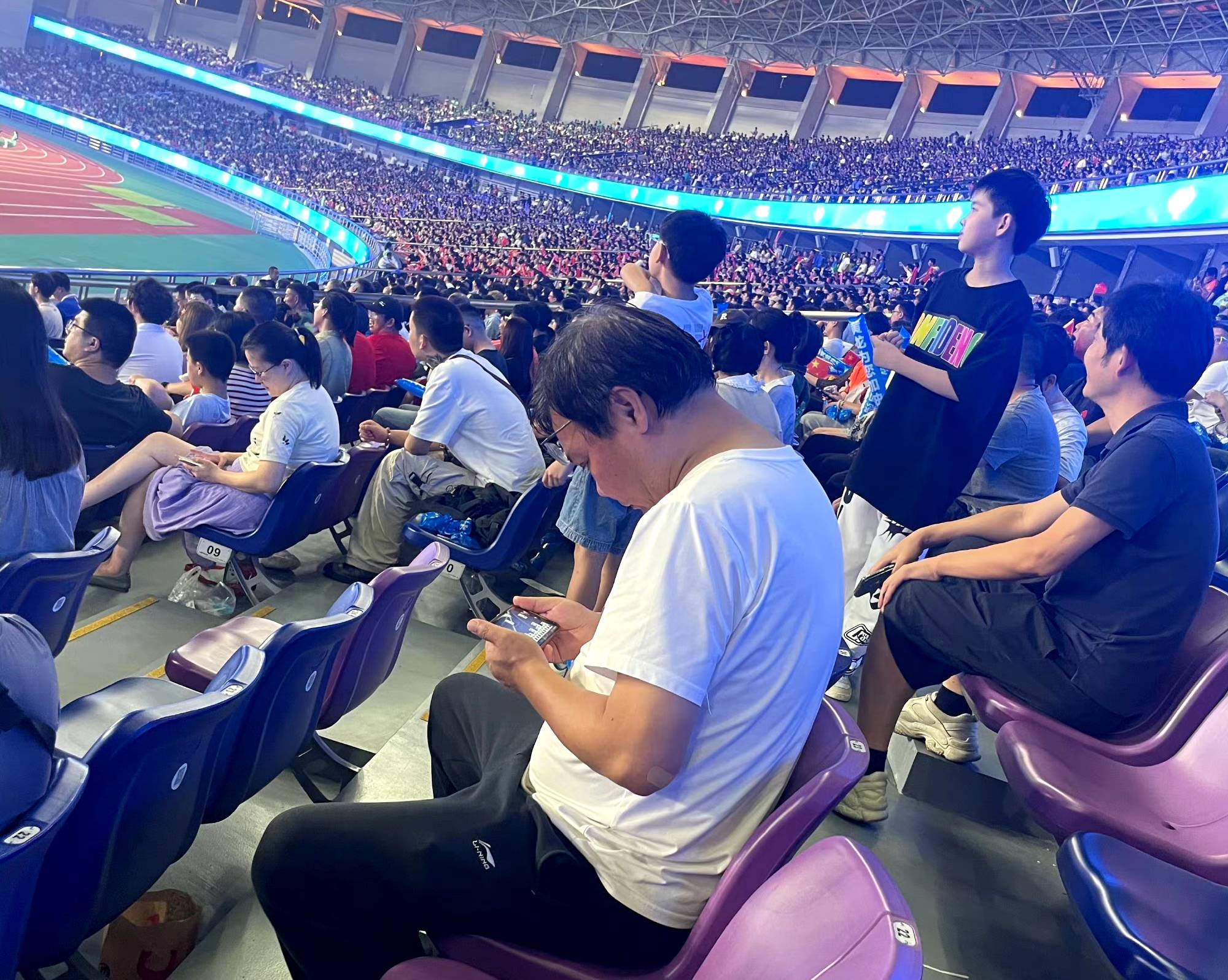 观众热情迎来世界级足球赛事