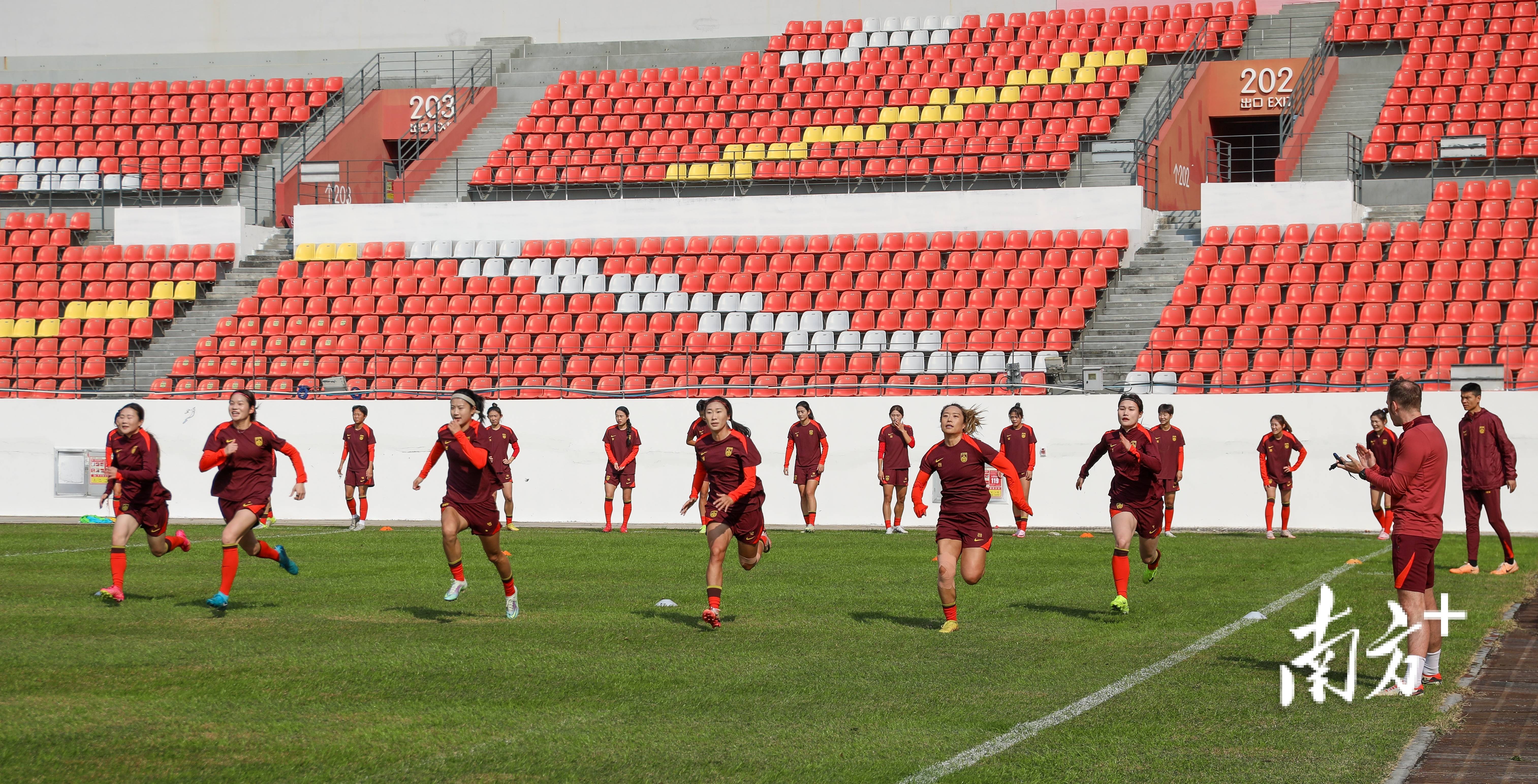 三亿体育体育在线-中国女足青少年训练营招生热烈：女足训练营招生火爆的简单介绍