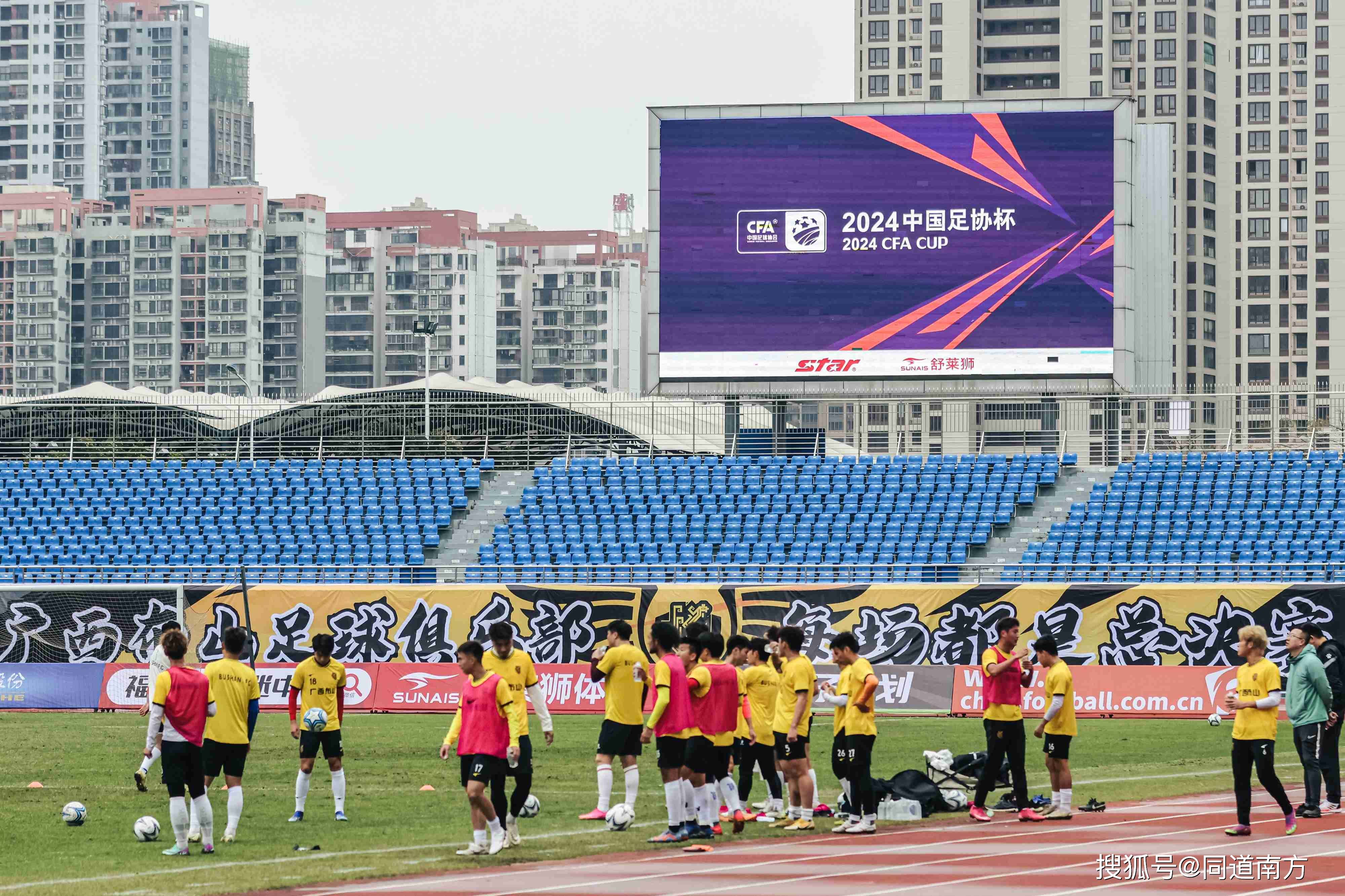 足球比赛中球队备战充分,全力以赴拼搏 足球比赛中球队备战充分,全力以赴拼搏