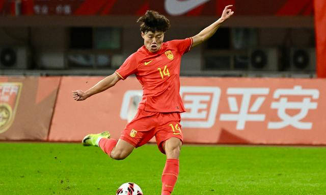 三亿体育体育活动-纷争不断！国内足球明星竞技激烈