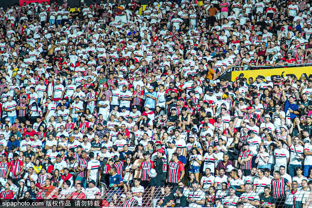 风尚足球赛事高潮迭起，球迷欢呼声不绝于耳的简单介绍