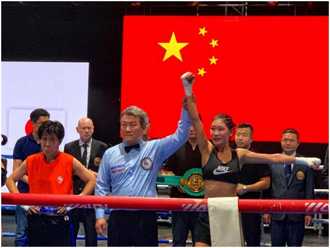 东欧选手在拳击比赛中赢得掌声