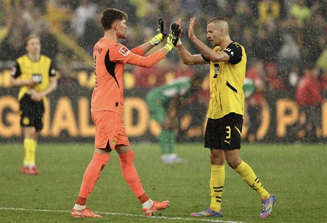 包含多特蒙德在主场轻松击败对手取得胜利的词条