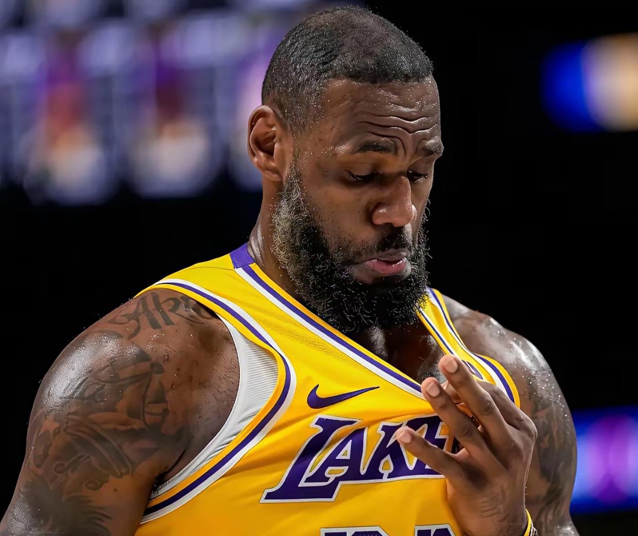 三亿体育体育地址-湖人轻取老鹰，保持不败