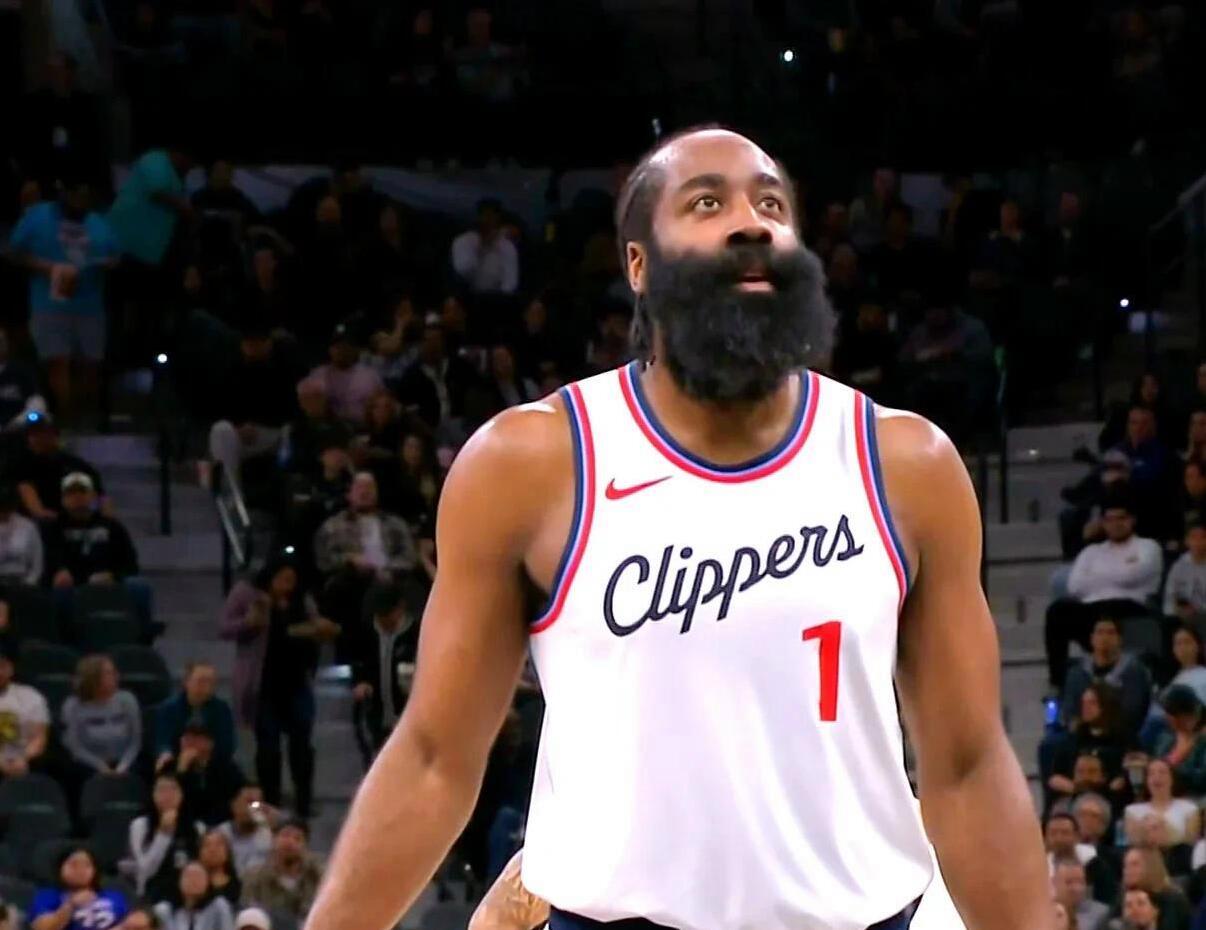 快船主场力克马刺,连胜达到六场 快船主场力克马刺,连胜达到六场