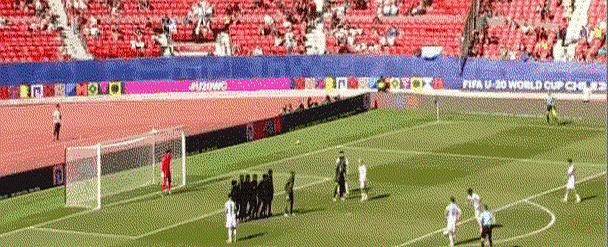 足坛新星崛起，攻防演绎精彩比赛场面