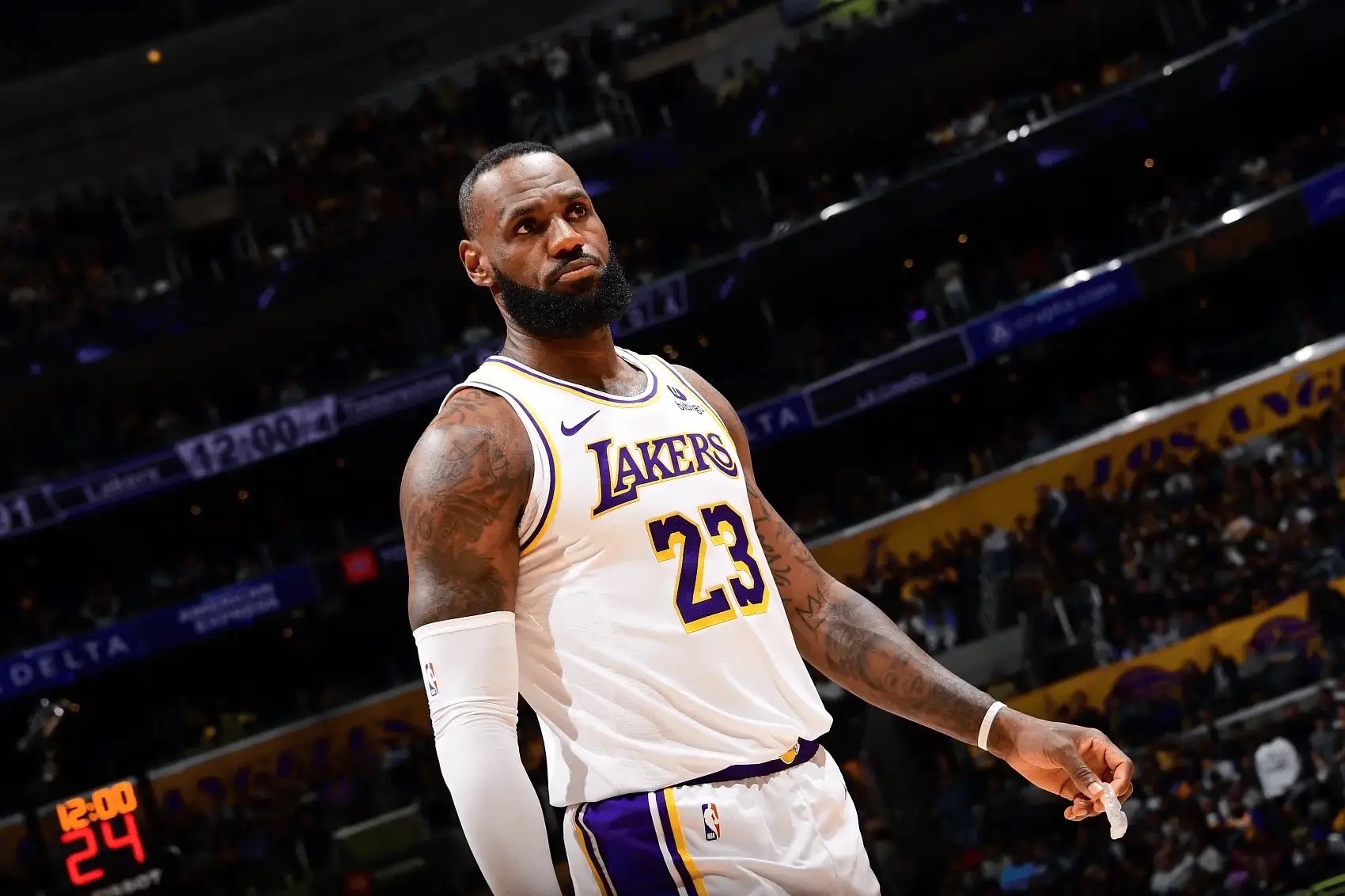 詹皇最后时刻压哨神奇！湖人擒下雷霆