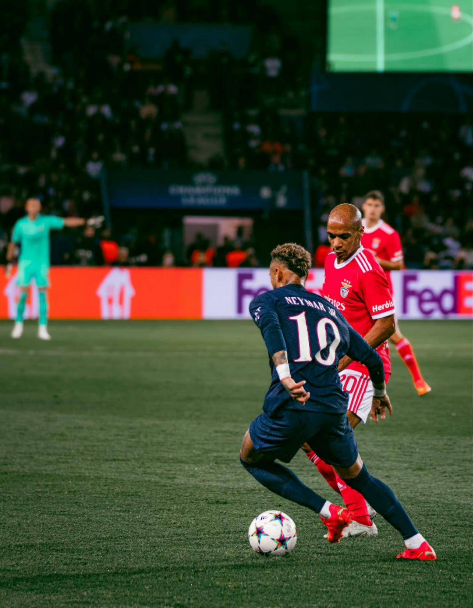 三亿体育体育新闻-比赛精彩瞬间，球员技艺娴熟